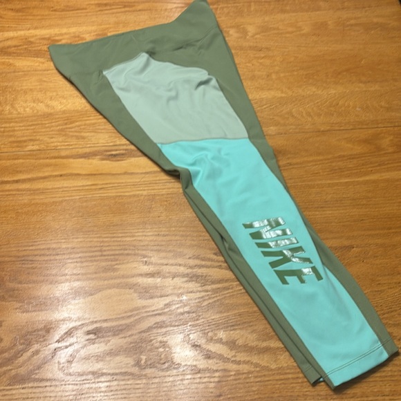 Nike Women’s Olive Leggings - Picture 3 of 6